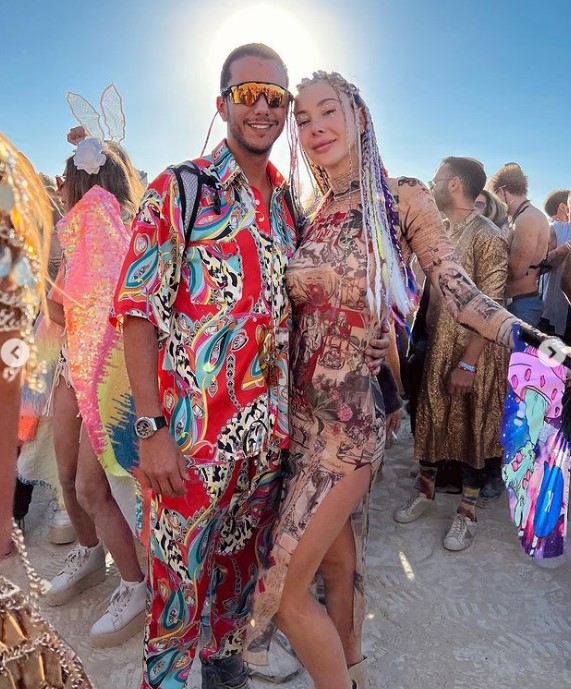 seyma subasi ve mohammed alsaloussi den burning man pozlari